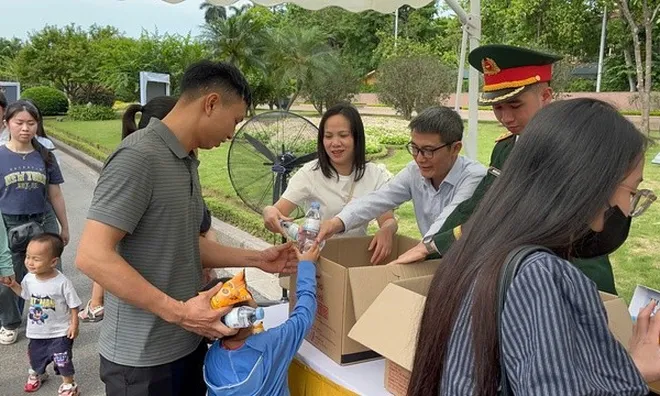 Ấm áp tình người bên Lăng Bác: 110.000 suất quà nghĩa tình dành tặng du khách