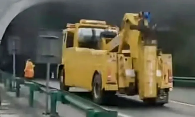 Trước khi lao vào đường hầm đầy khói, chàng trai nói với mẹ một câu khiến ai nghe cũng nghẹn ngào