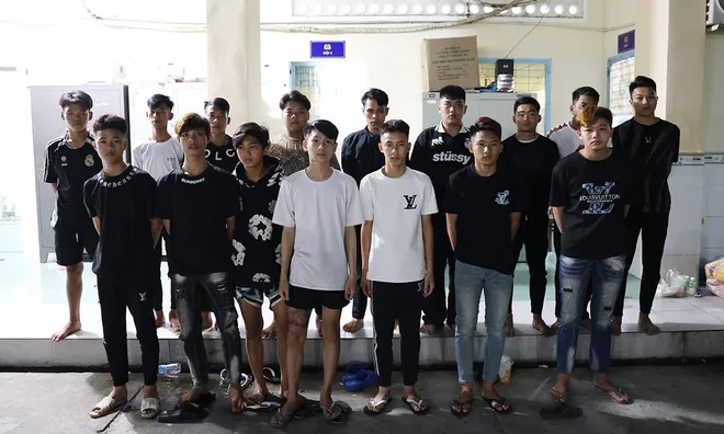 Tạm giữ 33 thanh thiếu niên mang bom xăng, dao tự chế hỗn chiến lúc rạng sáng