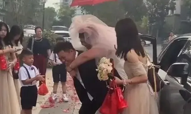 Chú rể loay hoay mãi vẫn không bế nổi cô dâu xuống xe, cái kết sau đó khiến ai xem cũng bật cười
