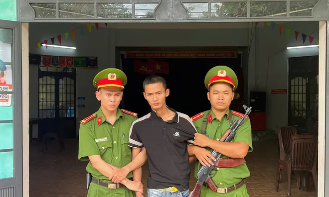 La hét, ném đá rồi chém hỏng xe máy hàng xóm, Nguyễn Văn Phước (SN 2007) bị bắt