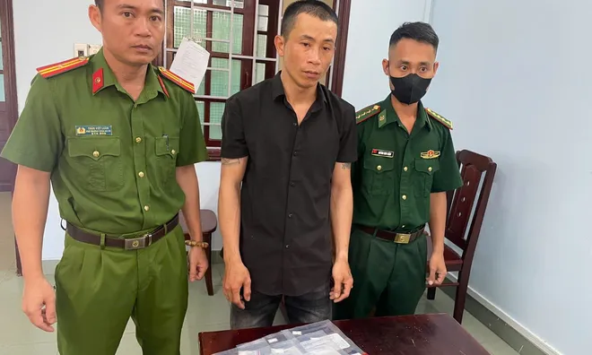 Vội ném ma túy xuống đường để xóa "dấu vết", Nguyễn Hoàng Kỳ vẫn không qua mắt được công an