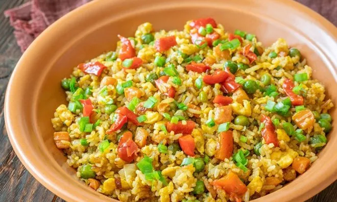 Chỉ ăn đĩa cơm rang như bao người khác, người đàn ông này lại phải cấp cứu trong tình trạng nguy kịch