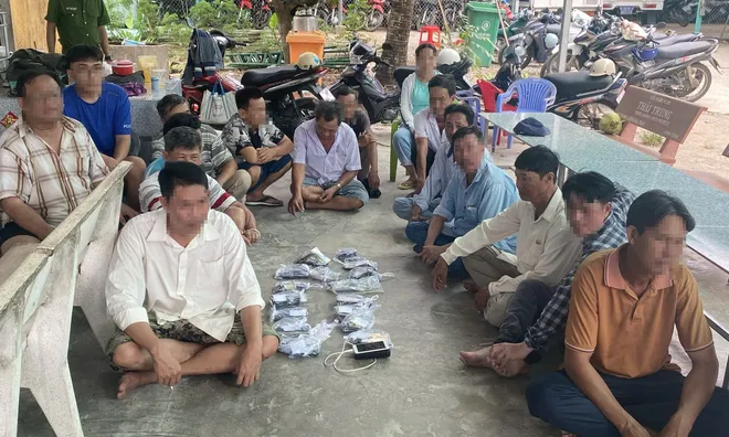 Bắt 15 "con bạc" đang say sưa đá gà qua mạng tại quán cà phê của Đỗ Thị Hương Giang