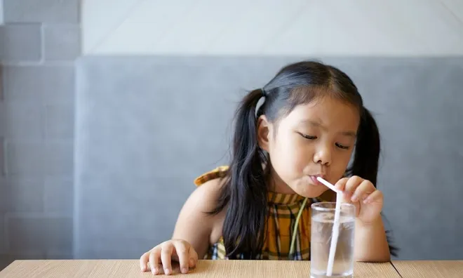 Vì hai ly đồ uống lạnh, bé trai 7 tuổi nhập viện trong tình trạng nguy hiểm: : Bác sĩ cảnh báo về thói quen nhiều người mắc phải