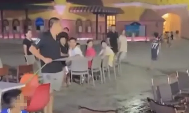 Vụ người đàn ông cầm vòi nước xịt về phía du khách ở Cửa Lò: Lời khai ban đầu gây chú ý