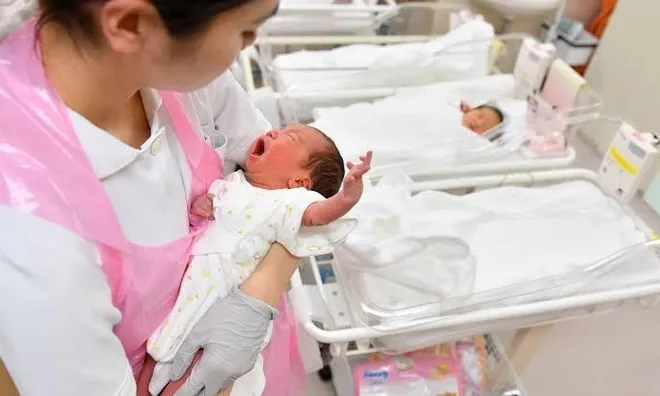 Đang ly thân với vợ, người đàn ông bất ngờ "được làm bố", sự thật phía sau khiến anh quyết định khởi kiện