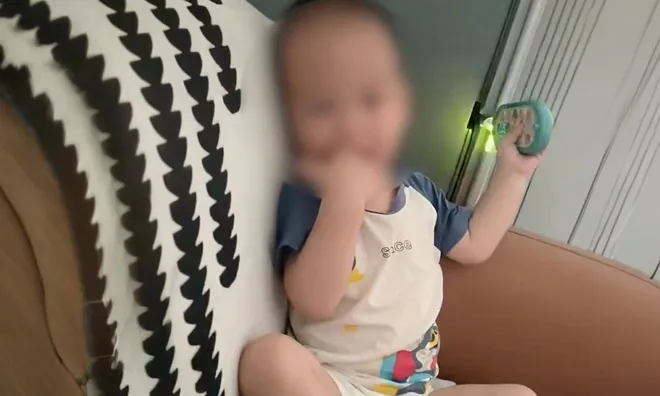 Con trai 18 tháng tuổi bị bạn gái hành hạ đến tử vong, người cha vẫn ký đơn tha thứ khiến nhiều người không thể tin nổi