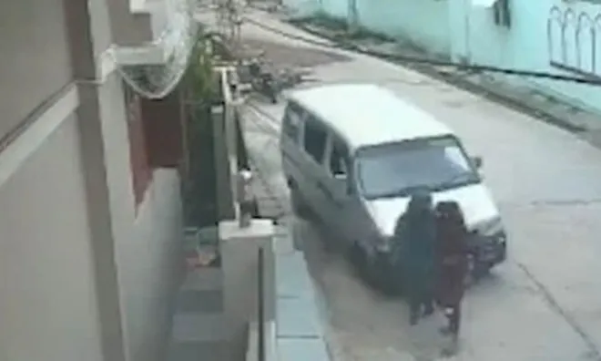 Camera ghi lại khoảnh khắc ô tô lao tới như "tên bắn", hất văng hai phụ nữ đang đi bộ rồi tài xế bỏ trốn khỏi hiện trường