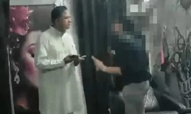 Clip: Bí mật quay được cảnh chủ tiệm spa pha chất lạ vào bình nước, 4 nữ nhân viên lập tức dùng dép đánh liên tiếp người này khiến MXH xôn xao
