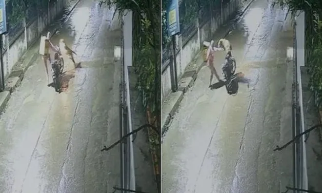 Camera ghi lại khoảnh khắc con báo dữ bất ngờ nhảy bổ vào người đi xe máy giữa khu dân cư, ai xem cũng thót tim
