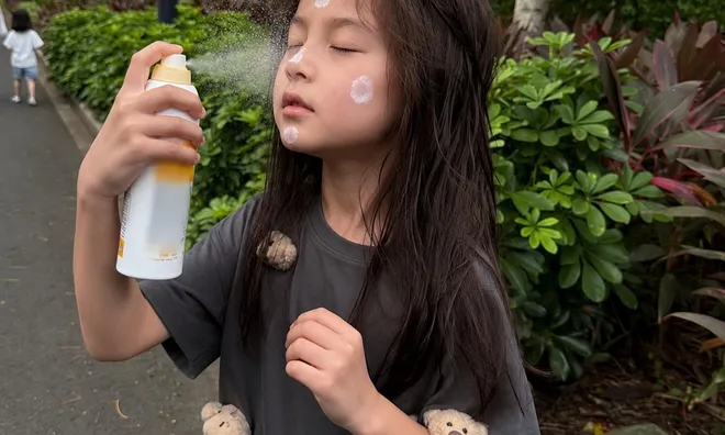 Thấy mẹ làm một việc trước khi ra nắng, bé gái 7 tuổi bắt chước rồi vài giờ sau nhập viện với hai lá phổi gần như "trắng xóa"
