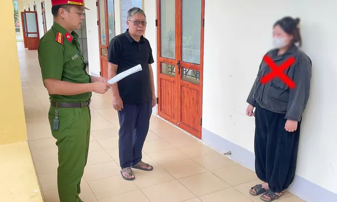Khởi tố, bắt tạm giam nữ nhân viên giao hàng sinh năm 2001