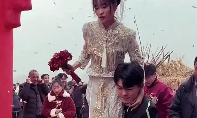 Đang chuẩn bị cùng cô dâu bước vào lễ đường, chú rể bất ngờ cúi xuống làm một việc khiến hai họ "đứng hình", biết lý do ai cũng xuýt xoa