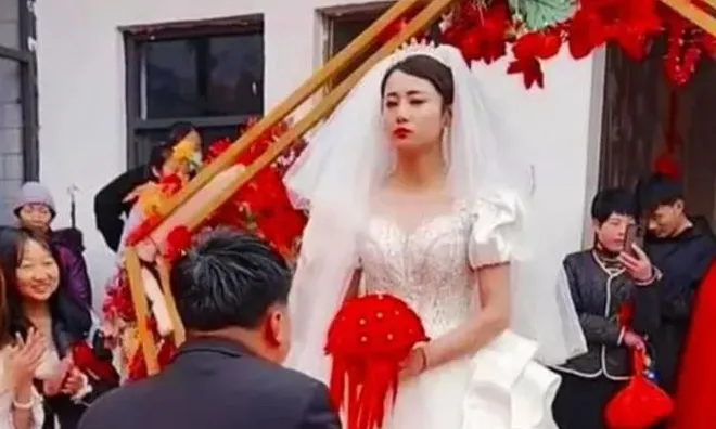 Chú rể quỳ gối trao hoa, cô dâu dâu liên tục có "biểu cảm lạ", lạnh lùng quay đi: Câu chuyện phía sau mới thực sự chua xót