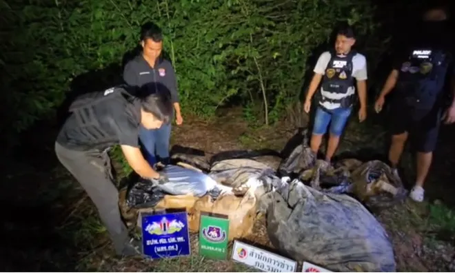 Phát hiện 15 thùng hàng nằm ven đường chứa hàng trăm kg "thứ đáng sợ" bên trong, cảnh sát phục kích suốt nhiều giờ nhưng người nhận vẫn "bặt vô âm tín"