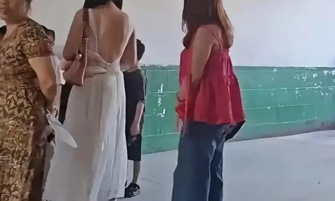 Trang phục "khoét ngực lộ lưng" của hai bà mẹ trong buổi họp phụ huynh khiến nhiều người "đỏ mặt" thốt lên: “Đây không phải buổi đi xem mắt!”