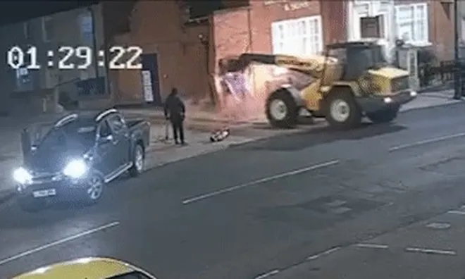Đang ngủ thì nhận cuộc gọi báo tường nhà bị... đánh sập, kiểm tra camera mới phát hiện máy ATM đã "biến mất"