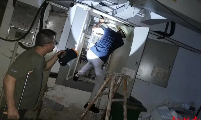 Đôi giày bỗng nóng lên khác thường, nền nhà vượt mức 60 độ C, người đàn ông gọi thợ điện kiểm tra rồi tái mặt: Con số trên hóa đơn điện hé lộ nguyên nhân