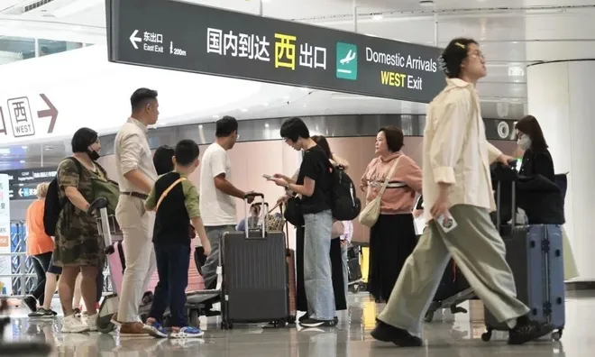 Mỗi tháng chi 22 triệu đồng để đi học bằng... máy bay, nam sinh viên vẫn tiết kiệm hơn một nửa so với thuê nhà