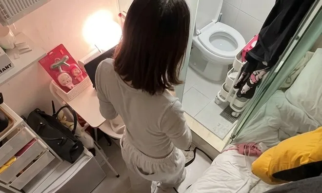 Thuê căn phòng rộng chỉ 6,5m2 với giá 9,1 triệu đồng/tháng, nữ sinh tiết lộ cách sinh hoạt thoải mái bên trong dù giường chiếm gần hết phòng, nhà vệ sinh như “hộp kính”