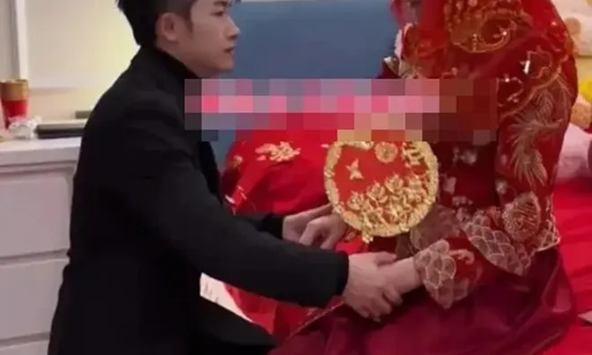 Mời cưới nhưng gần như không ai tới dự, chú rể vẫn quỳ xuống làm điều này cho cô dâu