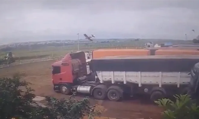 Clip: Máy bay vừa cất cánh đã lộn vòng rồi lao xuống cánh đồng, khoảnh khắc sau đó khiến ai xem cũng ám ảnh