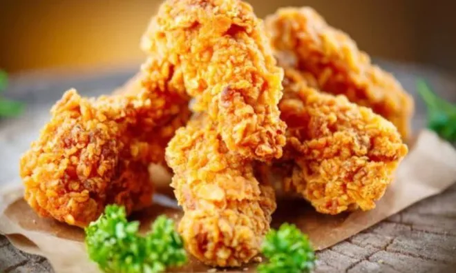 Ăn liền 6 chiếc đùi gà cùng nhiều miếng thịt kho, bé trai 14 tuổi đau bụng dữ dội rồi rơi vào nguy kịch