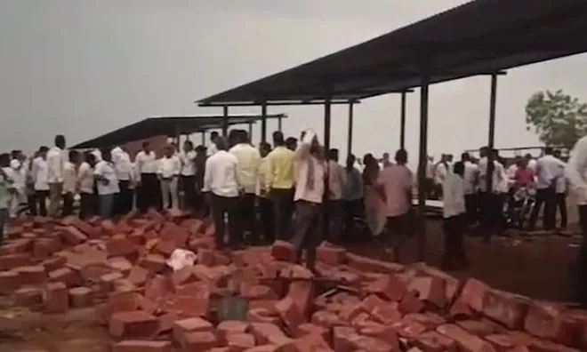 Kinh hoàng bức tường bất ngờ đổ sập giữa mưa giông, ít nhất 6 người thiệt mạng