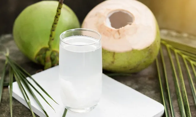 Nước dừa có giúp giải nhiệt mùa hè? Ai không nên uống?
