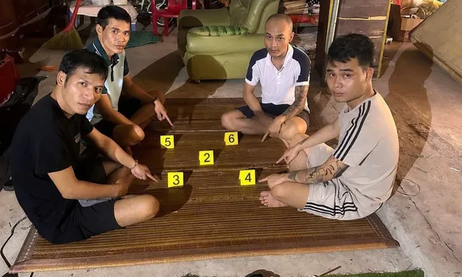 Bắt quả tang 4 gã đàn ông "làm điều mờ ám" trong căn nhà ở Hưng Yên