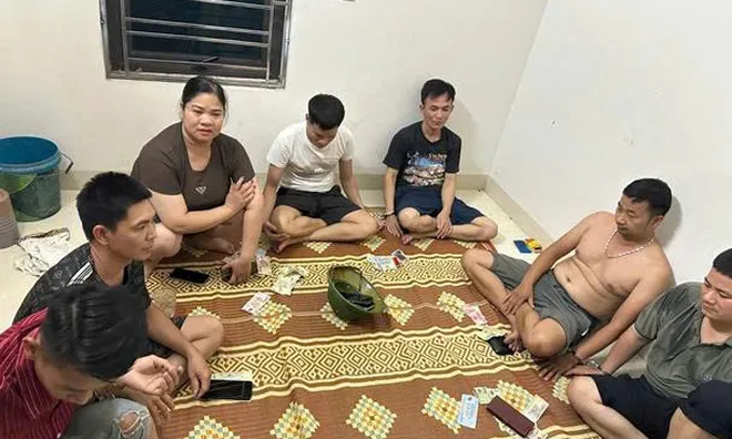 Bắt quả tang 1 "quý bà" cùng 6 người đàn ông làm "điều mờ ám" tại một căn nhà ở Hà Nội, thu giữ ở hiện trường rất nhiều tiền