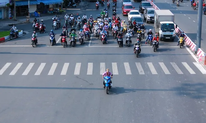 Mức phạt với xe máy rẽ phải khi đèn đỏ năm 2026 là bao nhiêu?