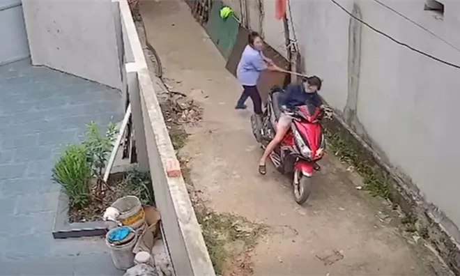Vụ người phụ nữ thách thức, dùng chổi đánh hàng xóm ở Bắc Ninh: Nguyên nhân ban đầu, tiết lộ tình trạng của nạn nhân