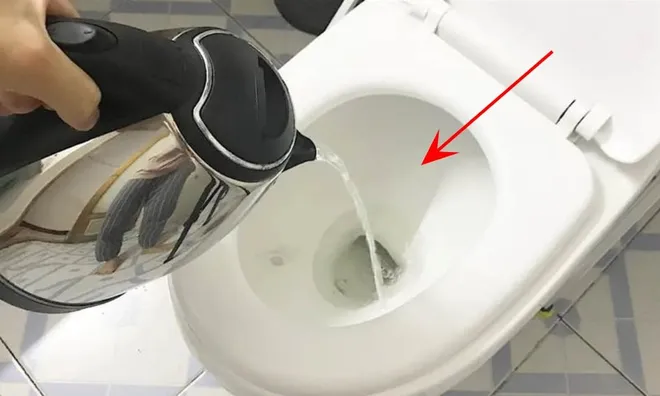 Tại sao bạn nên đổ nước sôi vào bồn cầu ngay khi nhận phòng khách sạn? Bí mật không phải ai cũng biết