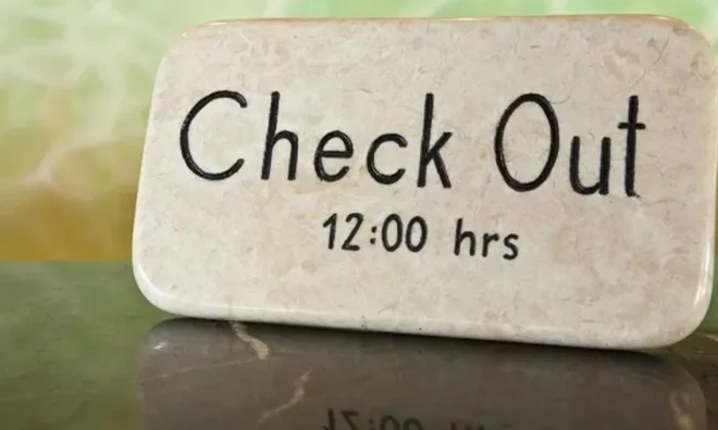 Tại sao khách sạn cho nhận phòng lúc 14h nhưng lại yêu cầu trả phòng lúc 12h? Khách hàng có thiệt không?