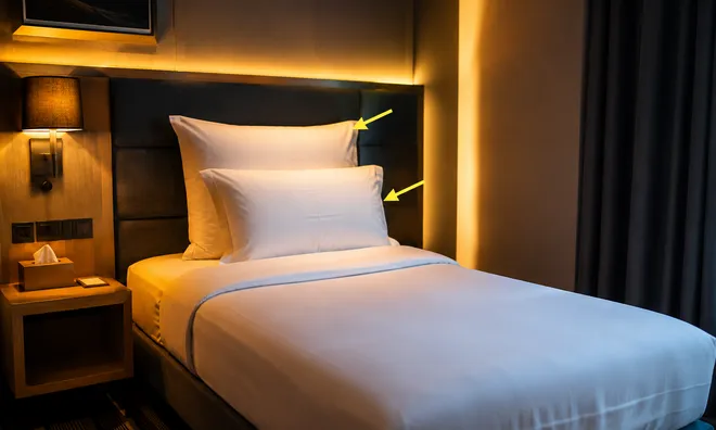 Tại sao các khách sạn luôn để 2 gối trên một giường đơn?