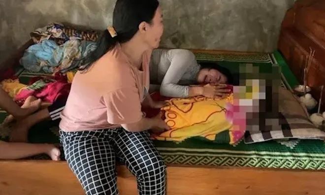 Thương tâm hai bé trai song sinh tử vong ngay trong sân nhà ngập nước lũ