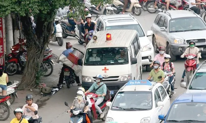 Không chấp hành tín hiệu đèn giao thông để nhường đường cho xe ưu tiên, xe cấp cứu có bị xử phạt không?