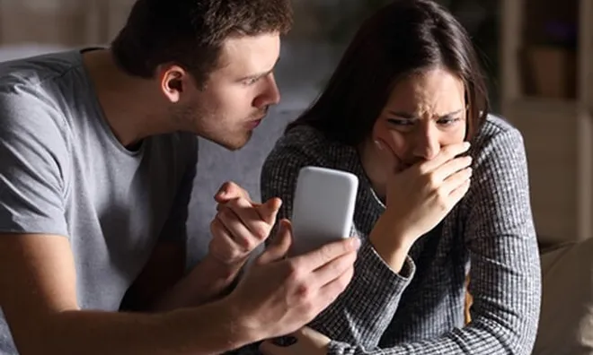 Một dòng tin khuyến mãi bất ngờ khiến người chồng lần ra sự phản bội của vợ tại nhà
