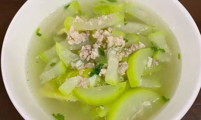 Tưởng giải nhiệt, ai ngờ trúng độc: Bát canh bầu khiến một phụ nữ suy thận cấp