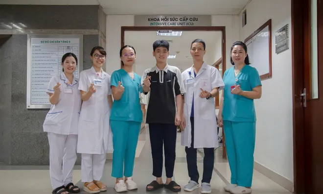 Nam sinh bị ung thư máu, ban ngày truyền hóa chất , ban đêm học bài, đạt 28 điểm và trở thành Á khoa