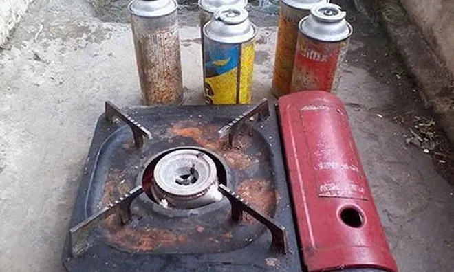 Đang ăn lẩu, bình gas mini bất ngờ phát nổ khiến người đàn ông suýt mất tinh hoàn