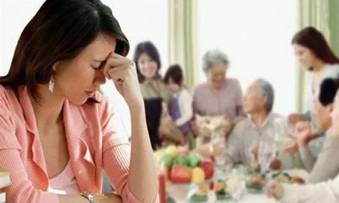Mới cưới chưa lâu, tôi hoang mang vì mẹ chồng ép nộp hết lương, chỉ giữ lại 3 triệu tiêu vặt