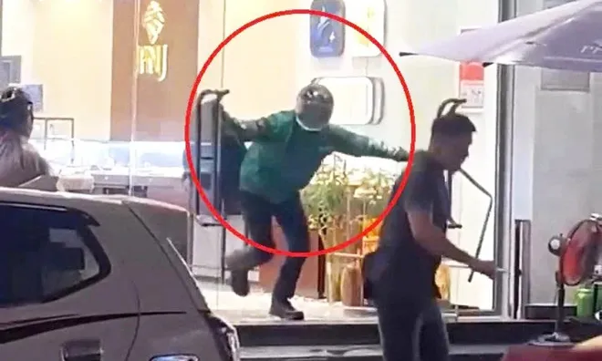 2 clip ghi cận cảnh đối tượng mặc áo Grab dùng búa tấn công bảo vệ rồi cướp tiệm vàng ở Đà Nẵng