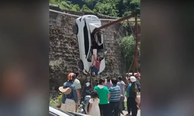 Clip: Ô tô bị dầm sắt đâm xuyên, treo chênh vênh trên không, người dân liều mình cứu nữ tài xế