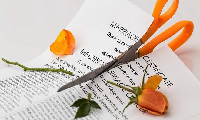 Bé trai hơn 1 tuổi chưa có giấy khai sinh vì bố mẹ cãi nhau chuyện đặt họ, vợ chồng kéo nhau ra tòa ly hôn