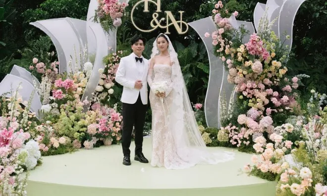 Đám cưới Hồ Quang Hiếu với vợ kém 17 tuổi: Con trai lên lễ đường cùng bố mẹ, chưa tới 100 khách tham dự