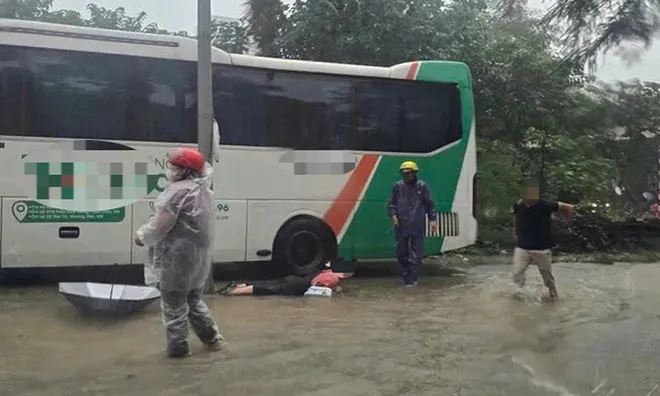 Hà Nội: Nhiều người nghi bị điện giật khi đi qua điểm ngập nước ở nút giao Tú Mỡ – Phạm Hùng
