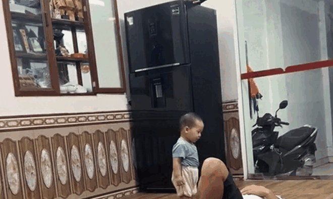 Thấy bố ngã lăn ra sàn, cậu bé lon ton mở tủ lạnh lấy thứ này khiến dân mạng cười ngất